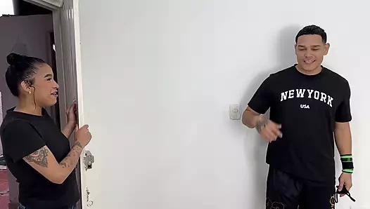 SEKSI ÜVEY KIZ KARDEŞ BENI ELLERIMDE KÜLOTUYLA BULUYOR VE EĞER ONLARI BEĞENIRSE SÜTÜMÜ GÜZEL SIKI AMIMI ALABILECEĞINI SÖYLÜYOR
