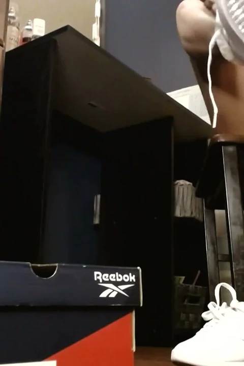 Beyaz reebok prenses spor ayakkabılar boğuk çoraplar seksi azdırıyor