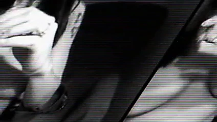 Sıcak esmer soyunma ve eğlence için kendisi ile oynuyor