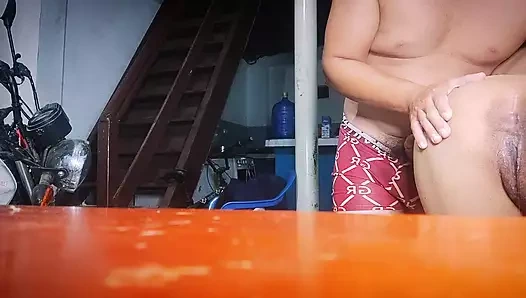 Üvey kızımın sıcak bir kedisi var ve kıçı çift penetrasyon almaya hazır.