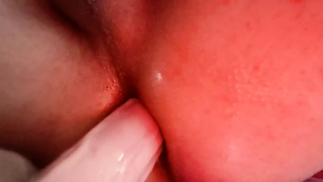 Kahrolası ona sürtük göt ile bir dev yapay penis sersemlemiş trans sürtük