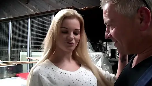 Sevimli sarışın birden fazla pozisyonda sikiliyor