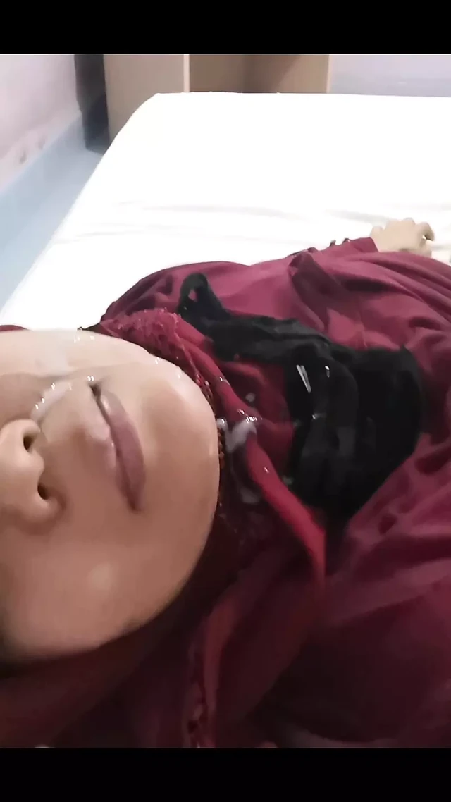 Müslüman kız yüzüne çarpıyor