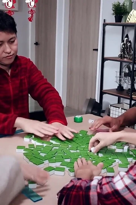 Cheongsam'da büyük memeli bir güzellikle seks