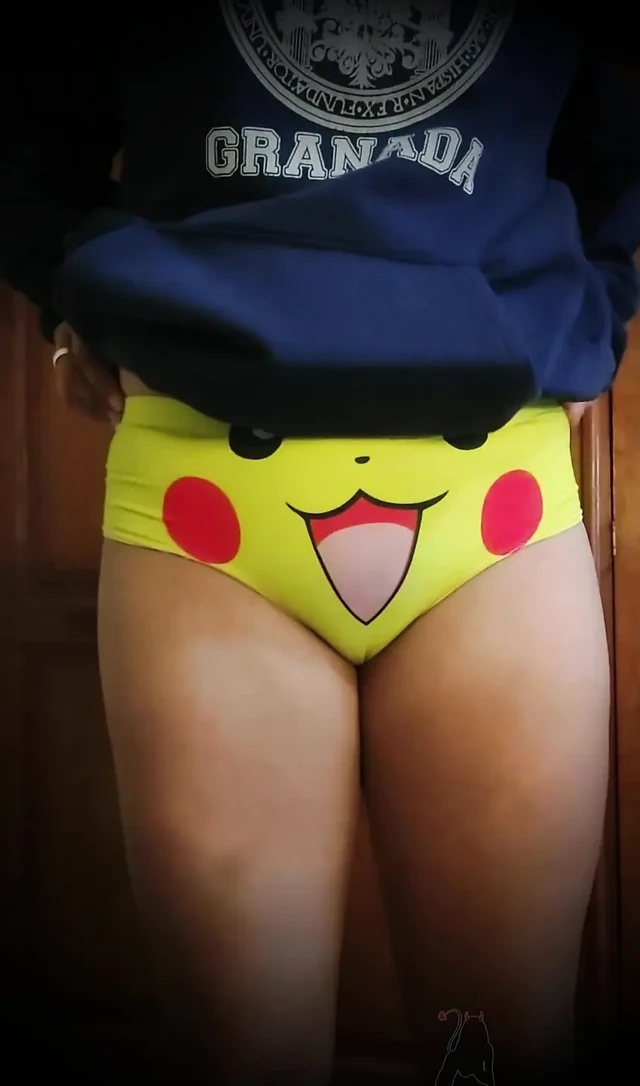 Pikachu külotum altında sana bir sürprizim var