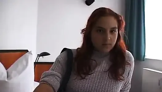 Kıllı kızıl saçlı iri güzel kadın yatakta amını parmaklıyor