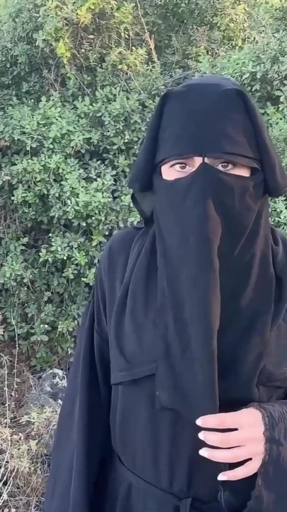 Lübnanlı tesettürlü kaltak ormanda amıyla oynuyor ve fışkırtıyor | Klip 1