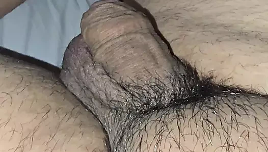 Üvey kız kardeş üvey erkek kardeşinin büyük yarağını ereksiyon halinde gördü ve utanmadan ona mastürbasyon yapıyor