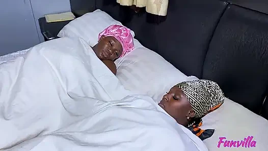 Zenci güzel kızlar ve pembe şapkalı büyük zenci