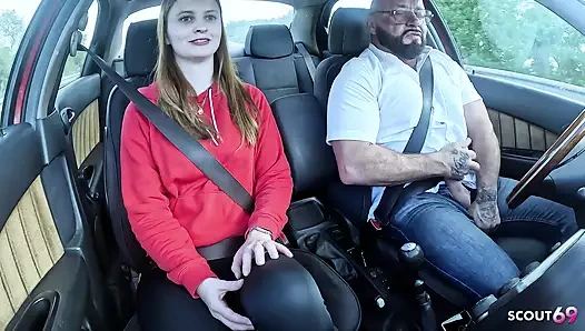 Alman gerçek kızıl saçlı genç 18 solgun tenli yaşlı adam sikişiyor