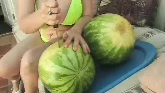 Sapık adam ve büyük memeli sarışın karpuzla oynaşıyor ve sonra açık havada sikişiyor