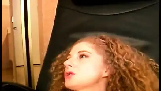 Edepsiz sarışın orta yaşlı seksi kadın her iki deliği de büyük zenci yarağı tarafından sert sikiliyor