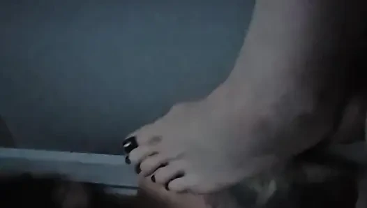 Ayak parmaklarını emiyor