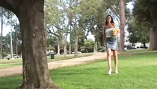Ateşli esmer kadın onu yalarken göğüslerine dokunuyor