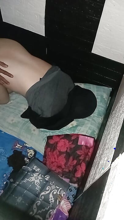 Tesettürlü Asyalı bir kadının götü acı içinde çığlık atıyor ve bundan hoşlanıyor