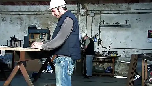 İki genç sürtük garajda işçiler tarafından sikiliyor