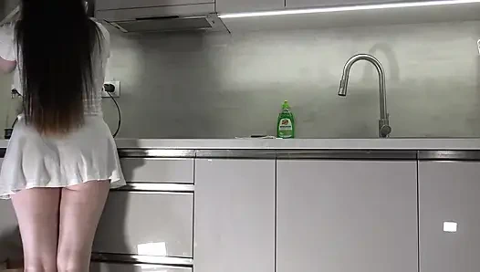 Büyük memeli büyük götlü tamamen doğal güzel üniversiteli kız transparan beyaz elbiseli uzun bacaklarını ve külotunu gösteriyor