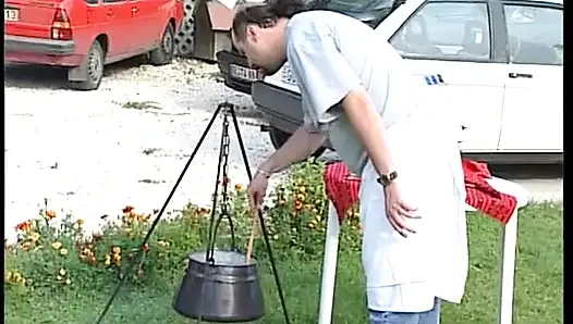 Alman bayanlar açık havada iki adamı memnun etmek için burada