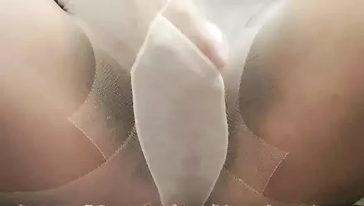 Evli kadın çorap altında vajinasını parmaklıyor ateşli bir şekilde ıslak