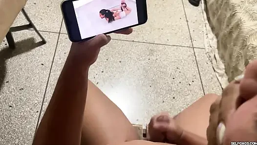 Bağlı erkek arkadaş bağlı kızın boğuşmalarını izlerken mahvoluyor
