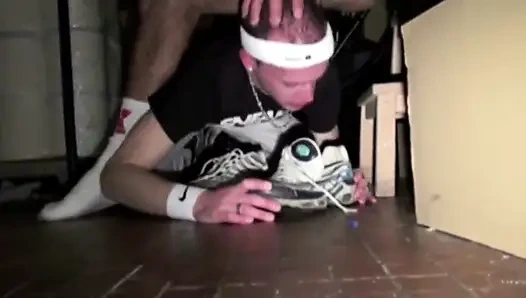 Greg, Matt'ın spor ayakkabılarına itaat ediyor