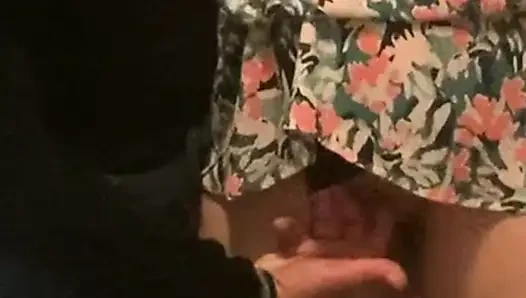 Şanslı orta yaşlı seksi kadın metroda bir sapık tarafından mastürbasyon yapıyor