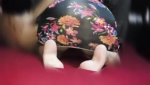 Büyük götlü evli kadın aldatılan kocası Karina ve Lucas'ın yüzüne oturuyor