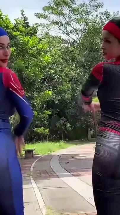 Örümcek kız götünde büyük bir yarakla sert sikişiyor: cosplay porno videosu, anal üçlü seks | Klip 1
