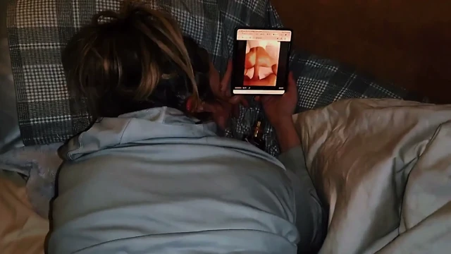 Sikilirken ve döllenirken porno izliyor