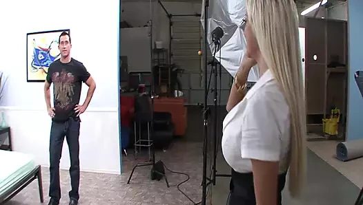 Sıcak bebek gets her ikisi de sikme delikler dolu ile bir horoz