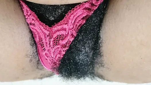 Külotunu bir kenara koyan güzel olgun orta yaşlı seksi kadın kıllı amcık