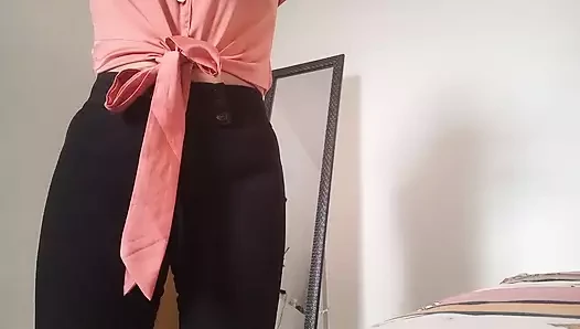 Latin üvey anne işe gitmeye hazırlanmadan önce mastürbasyon yapıyor ve sütle dopdolu onun sıkı amına dokunuyor zengin direk