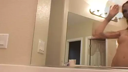 Makyajını yapıyor