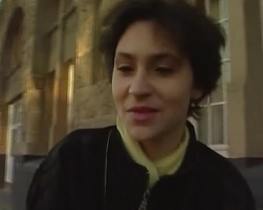 Büyük memeli sarışın Alman bayan ağzıyla bir yarağı memnun ediyor