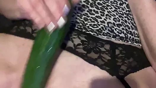 Küçük amcıkta büyük salatalık - sallayarak ıslak orgazm