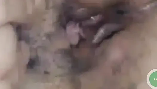 Yakın çekim ıslak amcığını oynuyor