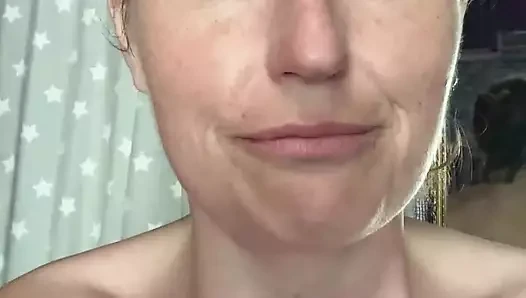 Kılları nazikçe çekerken kanepe ve salon zeminin her yerine fışkırtmalı orgazma eşit