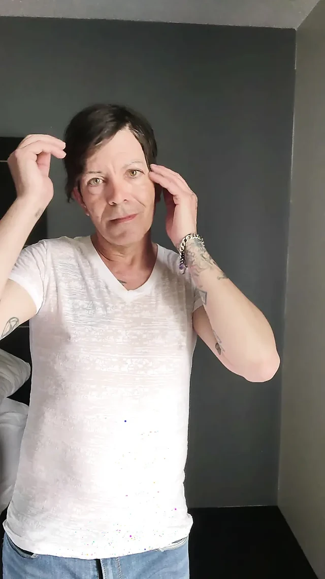 Kadın kılıklı biraz striptiz yapıyor