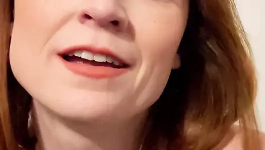 İNGILIZ KıZıL SAÇLı ORTA YAŞLı SEKSI KADıN SENI NE KADAR ÖZLEDIĞINI GÖSTERMEK IÇIN SABıRSıZLANıYOR