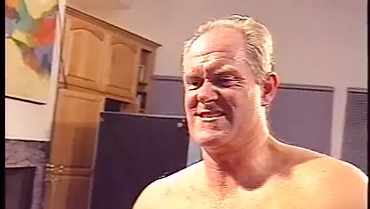 iki yaşlı beyaz adamlar için büyük göğüsler ile üç şişman siyah kaltaklar