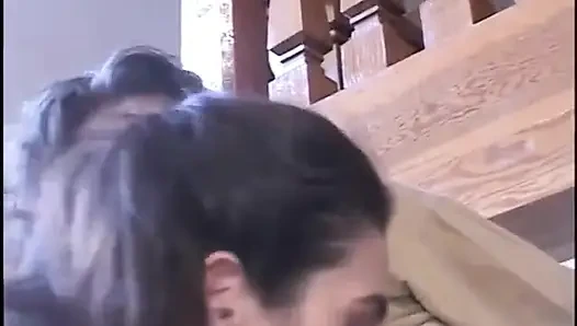Ateşli genç istenen esmer sıkı deliğini derinden siktiriyor