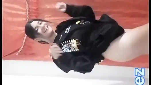 18 yaşındaki üniversiteli kız üvey erkek kardeşinin yarağıyla oynuyor