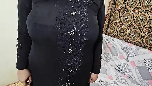 Abd'li adam Müslüman bir kadını kıllı koltuk altı göstermeye ikna ediyor
