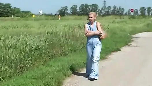 Sarışın sürtük pantolonunu sidikle ıslatıyor