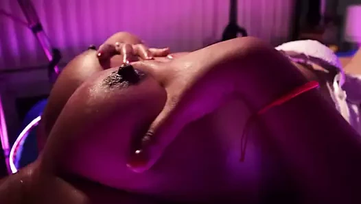 Büyük doğal göğüslerimle oynamak (sıcak masaj)