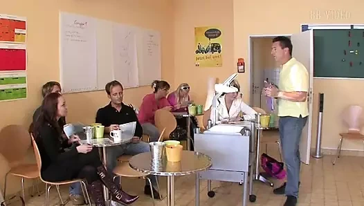 Seksi kızıl saçlı alman genç partnerin boşalmasından sıcak cum almadan önce ıslak kedi içinde becerdin