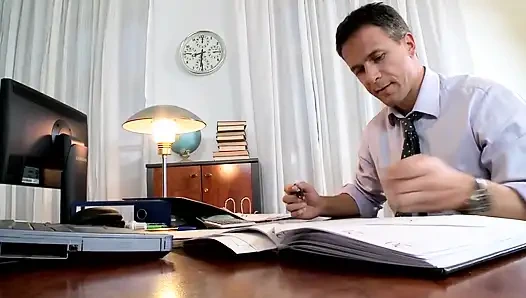 Sarışın Sekreter Bacakları Geniş Ofis Sikişi