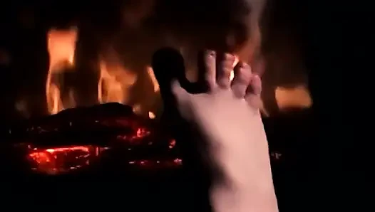Sana güzel bir ateşli ayakla mastürbasyon yapmak için ayaklarımı ısıtıyor