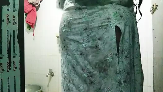 Komşunun güzel baldızı duş alırken, kayınbiraderi köpek stilini sikiyor ve amını sikiyordu.