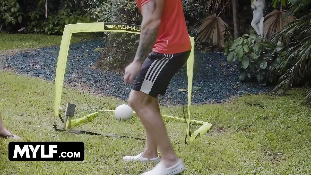 Futbol oyuncusu üvey kız kaslı üvey babasının büyük yarağının tadına bakmak istiyor ve üvey anne paylaşmakten mutlu